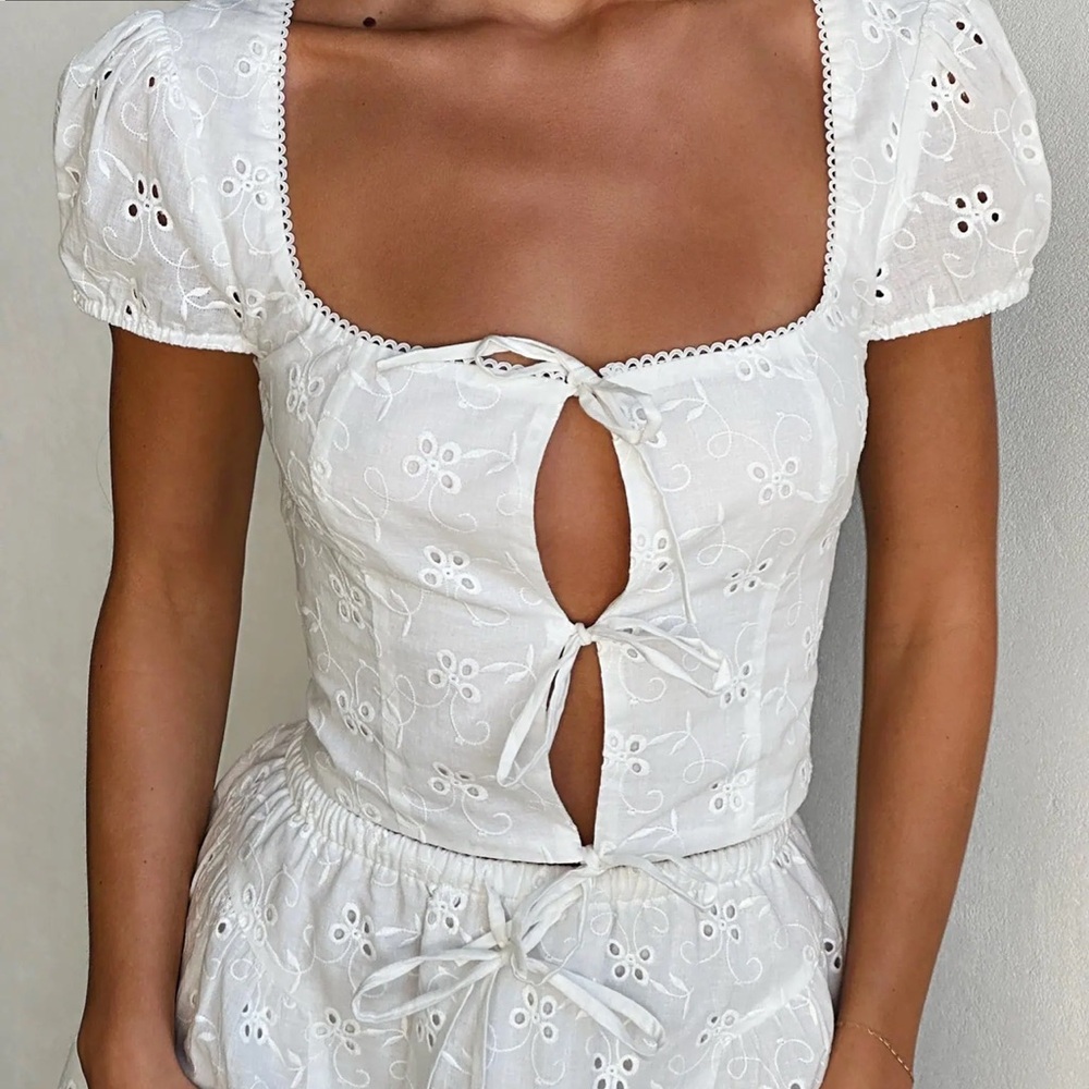 Tiger mist white top